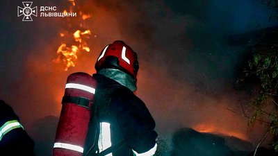 У Львові  рятувальники ліквідували пожежу на території гаражного кооперативу