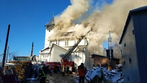 Пожежу у костелі в Брюховичах ліквідовують 44 рятувальники (ФОТО, ВІДЕО)