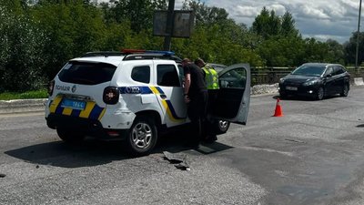 На Львівщині водій позашляховика здійснив умисний наїзд на поліцейського та пошкодив два службових авто