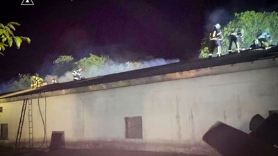 Понад 20 вогнеборців гасили пожежу у будівлі на Львівщині (ФОТО)