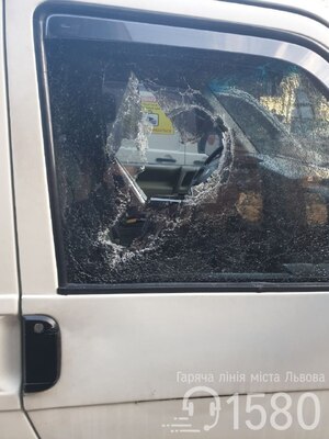 Власник дитячих машинок біля Оперного розбив автівку муніципалів (фото)