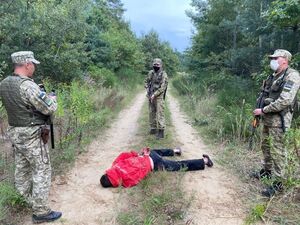 На Львівщині чоловік з ножем напав на прикордонника (фото)