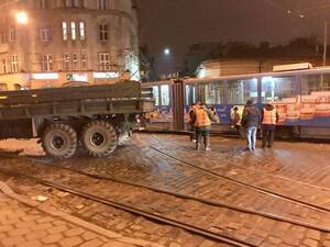 У Львові на вулиці Степана Бандери знову зійшов з рейок трамвай (ФОТО)