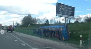 На об’їзній дорозі Львова перекинулася вантажівка (ВІДЕО)