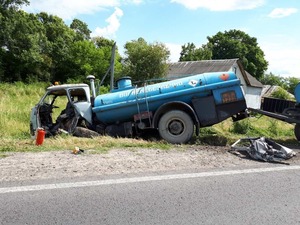 На Львівщині у ДТП потрапив бензовоз (фото)