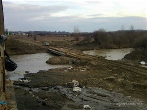 На Львівщині через аварійний міст село відрізане від світу