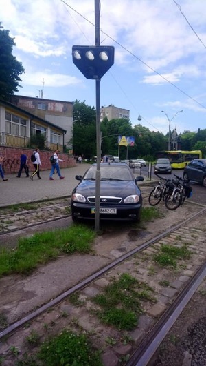 У Львові водій легковика протаранив трамвайний світлофор: електротранспорт не курсує (фото)