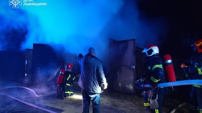 У Львові горіли два металевих гаражі