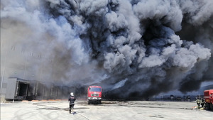 Понад 80 рятувальників ліквідовують масштабну пожежу на складах АТБ (фото, відео)