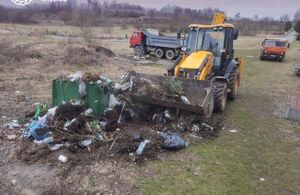 На цвинтарі в Дублянах влаштували стихійне сміттєзвалище (ФОТО)