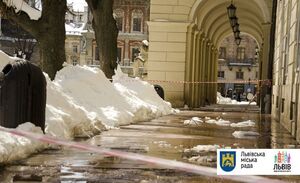 Будьте обережні, з будинків може спадати мокрий сніг та бурульки