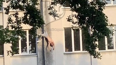 На Франківщині чоловік ліз по водостічній трубі на дах податкової