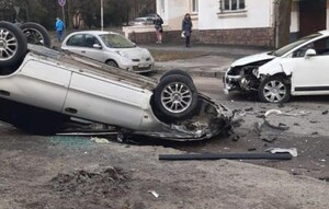 ДТП у Львові: з'явилося відео аварії, внаслідок якої автівка перекинулась на дах (відео)