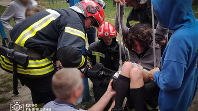 У Львові 11-річна дівчинка застрягла у гойдалці: визволяти дитину довелося рятувальникам (ФОТО)