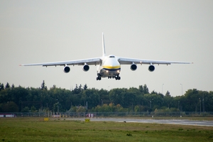 До Львівського аеропорту завітав легендарний транспортний літак Ан-124 “Руслан” (фото)