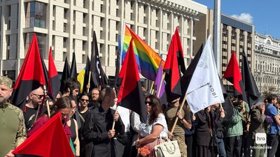 На похороні українського воїна сталася бійка через ЛГБТ-прапор