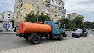 Ліквідація масштабного витоку на водогоні: у двох районах Львова уже працюють водовозки