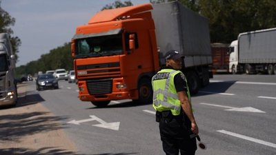 В Україні через спеку запроваджено обмеження руху для вантажних автомобілів
