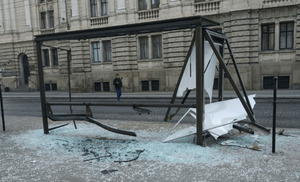 У Львові водій автомобіля протаранив зупинку (фото)