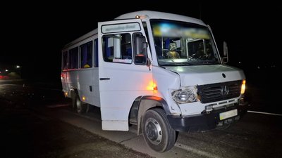 На Рівненщині автобус поблизу пішохідного переходу збив людину