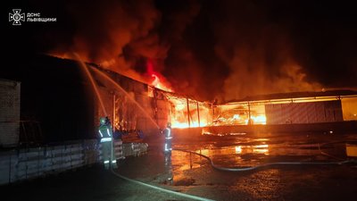 Залучали навіть пожежного робота: сьогодні на Львівщині кілька годин приборкували вогонь на складах