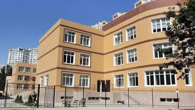 В одеському ліцеї на школярів в укритті обвалилася підвісна стеля