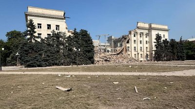 Росія знищила будівлю Херсонської ОВА внаслідок повторного удару: з'явився момент атаки (ФОТО/ВІДЕО)