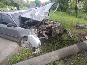 У Львові водій під дією алкоголю врізався в електроопору (фото)