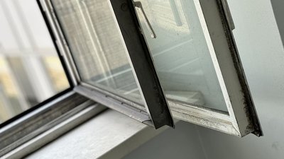 У Львові 19-річний хлопець випав з 8-го поверху будинку