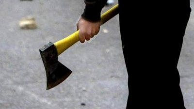 На Прикарпатті чоловік погрожував поліцейському сокирою під час рейду з ТЦК