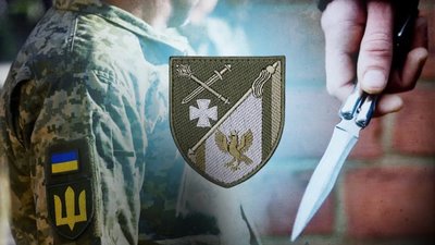 Поліція Прикарпаття затримала чоловіка, який у підвалі житлового будинку влаштував різанину, поранивши двох військових