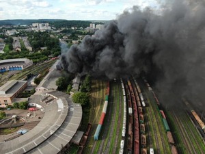 Вражаючі фото та відео пожежі у залізничному депо з висоти пташиного польоту