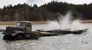 На Львівщині курсанти зводили понтонну переправу через замерзлу водойму (фото)