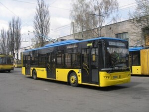 На вул. Кульпаркіській вантажівка обірвала контактну мережу. Тролейбуси тимчасово не курсують