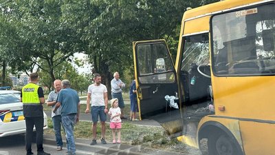 У Львові у ДТП з маршруткою постраждали двоє людей