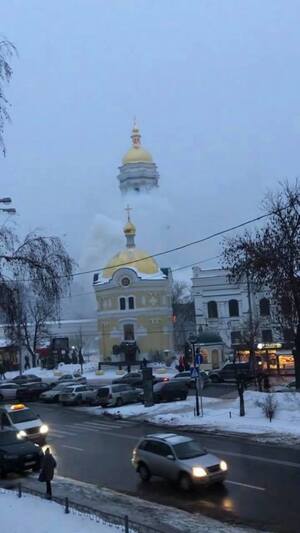 Пожежа в Києво-Печерській лаврі: загроза обвалу перекриття (фото, відео)