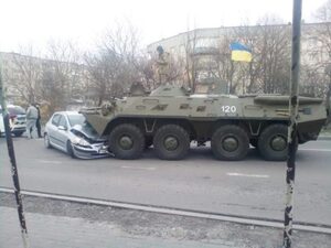 На Рівненщині трапилася моторошна ДТП: бронетранспортер "притис" легковика (фото, відео)