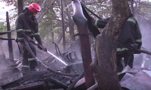 Рятувальники запобігли згоранню 2 господарських будівель (відео)