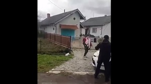 На Львівщині жінка напала на авто правоохоронців (ВІДЕО 18+)
