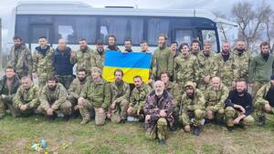 Відбувся великий Великодній обмін полоненими: додому повернулися українські захисники (ФОТО)