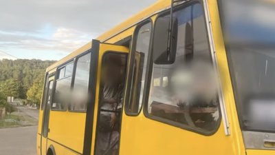 На Львівщині патрульні покарали водія, який віз пасажирів з вічиненими дверима (ВІДЕО)