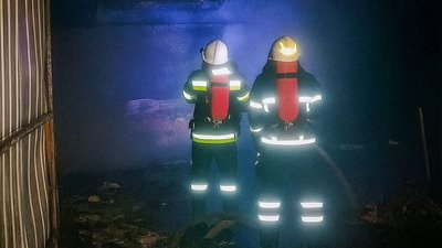 На Львівщині горів гараж: пожежники врятували сусідні будівлі та авто