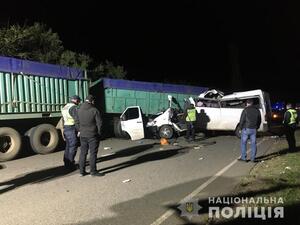 Жахливе зіткнення мікроавтобуса та двох вантажівок: загинули троє дорослих і дитина,  ще 7 постраждалих в лікарні (ФОТО)