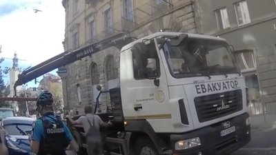 Львівські патрульні закликають водіїв бути уважними, де паркують авто