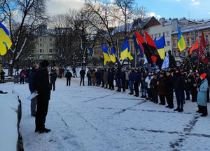 Біля пам’ятника Шевченка активісти утворили живий ланцюг (фото)