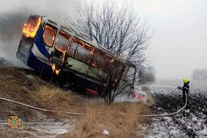 У салоні було 10 пасажирів: на Дніпровщині після ДТП загорівся автобус (ФОТО)