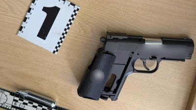 У Чернівцях юнак стріляв біля навчального закладу
