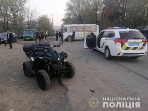 На Закарпатті водій квадроцикла влетів у натовп людей (відео)