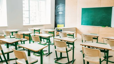 В Україні вчителям планують збільшити кількість уроків, позбавити доплат та перевести на короткострокові контракти