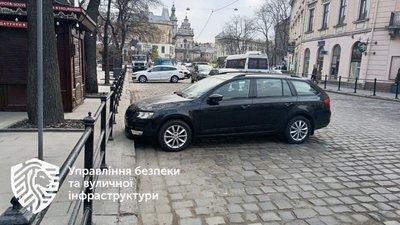 У Львові з центру міста евакуювали два автомобілі (ФОТО)